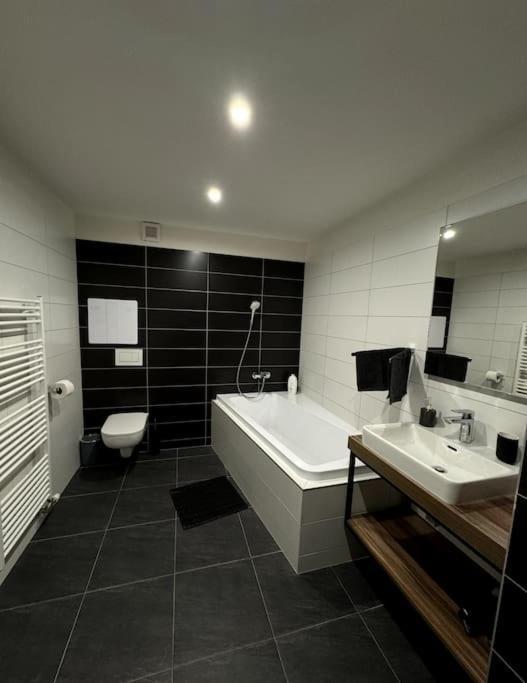 Modern Apartment In City Centre Banská Bystrica Exterior foto